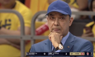  多特蒙德新帅首秀失利，球迷质疑战术调整能力  